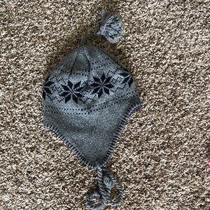 ❄️ Cozy Gray and Black Winter Hat